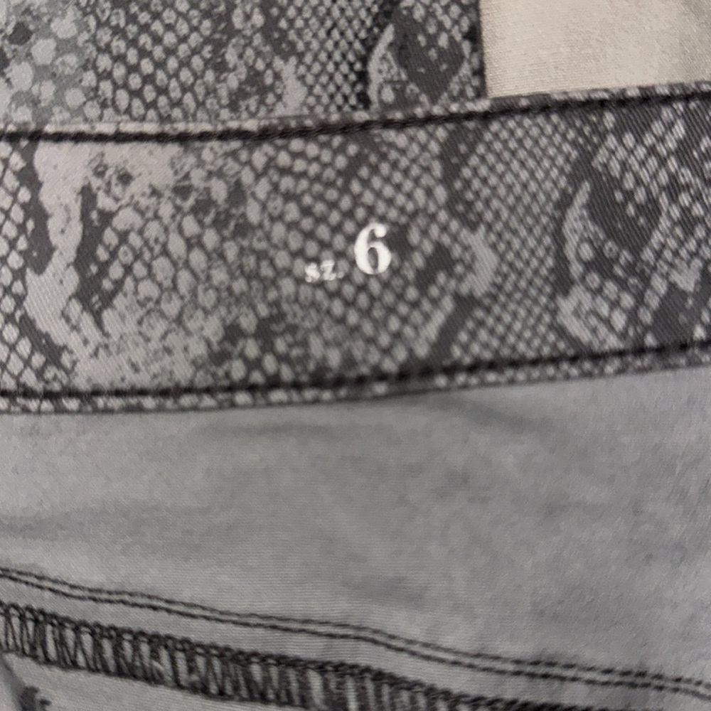 WHBM Gently used Snake Print Women’s Jeans - Picture 5 of 7